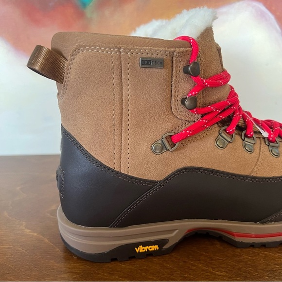 UGG Waterproof Hiking Boots – Shearling Lined Vibram Sole – Women’s 7 - Picture 3 of 6